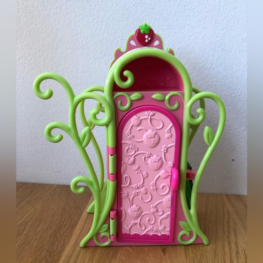 2009 Hasbro Strawberry Shortcake Sweet Styles Closet - single